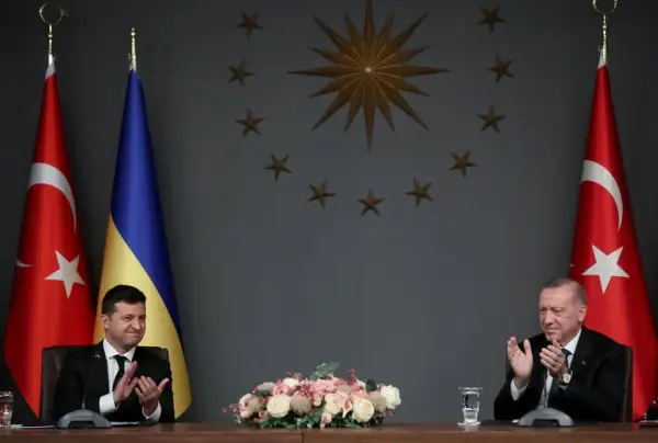Президент України Володимир Зеленський (ліворуч) та президент Туреччини Реджеп Таїп Ердоган під час зустрічі в Стамбулі, Туреччина, 16 жовтня 2020 р