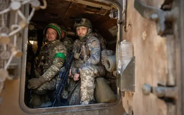 Розвідники та артилеристи ведуть бій з росіянами на підступах до Часового Яру