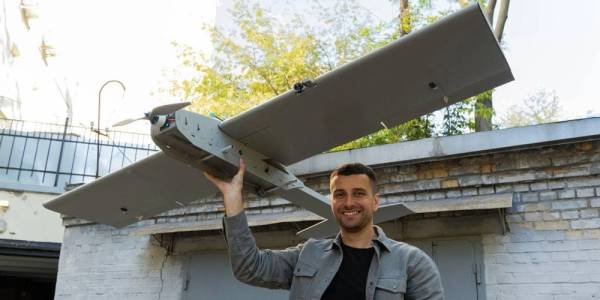 Андрій Шувалов із дроном 'Дартс'