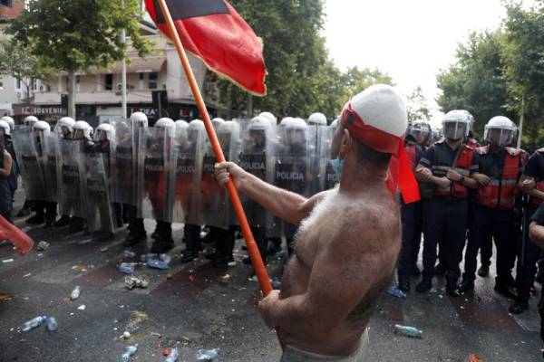 Протистояння мітингувальників і поліції під час протесту проти проекту прибережного курорту, пов' ;язаного з Джаредом Кушнером, у Тирані, 23 липня 2026 року.