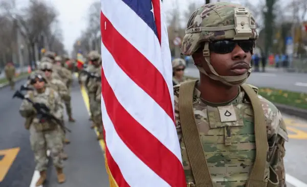 Військовослужбовець США перед парадом з нагоди Дня Великого об'єднання Румунії, Бухарест, 1 грудня 2025 року.