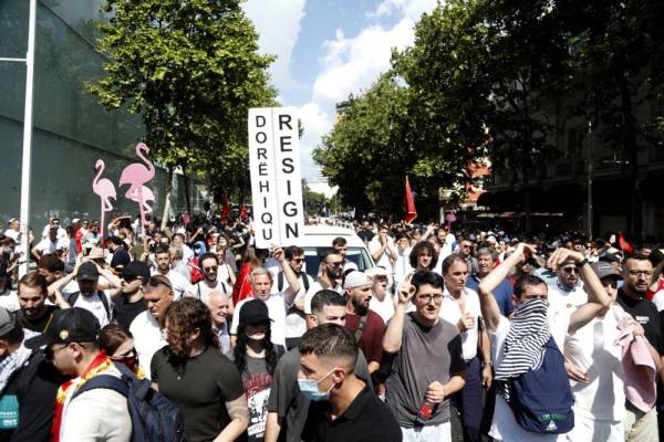 Напис ‘Відставка’ під час протесту проти проєкту прибережного курорту, пов’язаного з Джаредом Кушнером, у Тирані, 23 липня 2026 року.