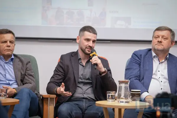 Дмитро Козятинський, ветеран, один з організаторів Картонкового майдану (у центрі)
