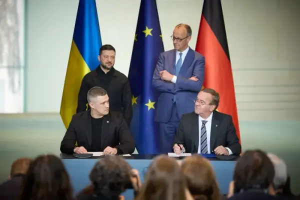 Декларація про стратегічне партнерство між Україною та Німеччиною закріплює перезапуск формату українсько-німецьких міжурядових консультацій на рівні Президента України та Федерального канцлера Німеччини після 22-річної паузи. Також закріплений формат регулярних консультацій між міністрами оборони та закордонних справ (формат 2+2).