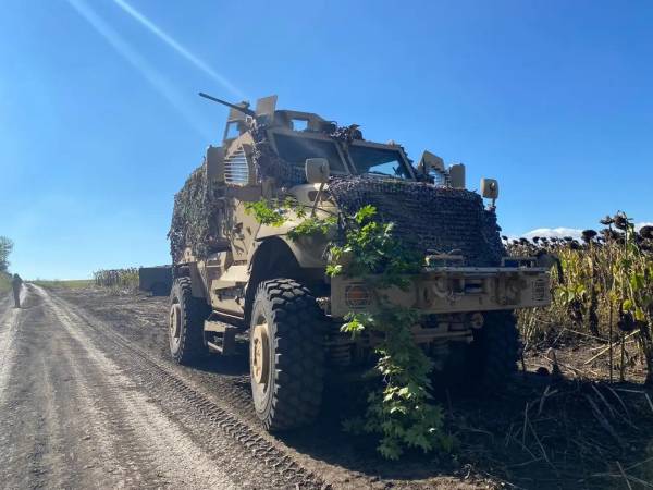 Броньоване авто класу MRAP -від англ. Mine Resistant Ambush Protected — захист проти мін і засідок) — клас військовихавтомобілів, спеціально розроблених для захисту екіпажу від підриву на мінах.