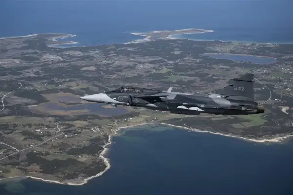 Шведський реактивний винищувач Jas 39 Gripen E пролітає над островом Готланд у Балтійському морі.