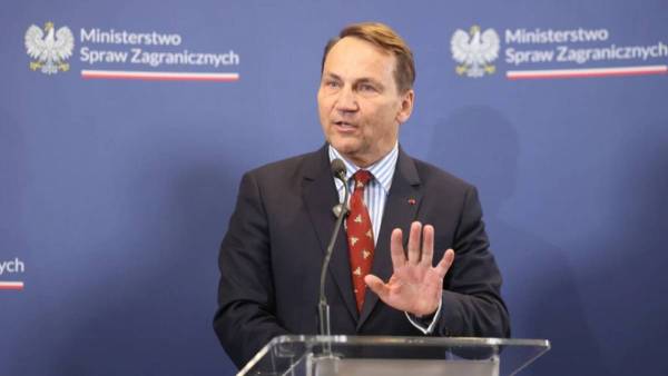 Сікорський анонсував передачу найбільшого пакета військової допомоги Україні від Польщі