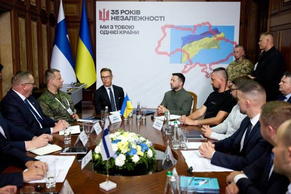 Зустріч у день підписання договору між <i>Tencore</i> і <i>Insta</i> 23 серпня за участю президентів України і Фінляндії. 