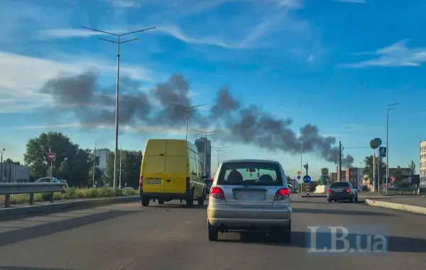 Дим від влучання дрона в Подільському районі Києва