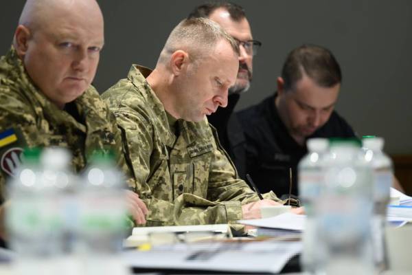  Головнокомандувач ЗСУ Михайло Драпатий ( у центрі) і начальник Генштабу Ігор Скибюк (ліворуч)