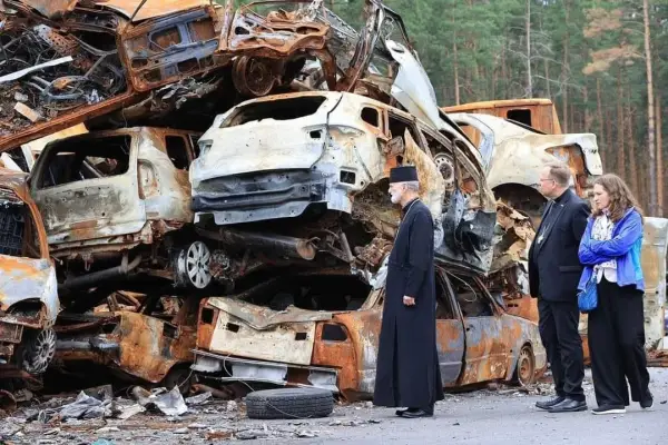 Владика Борис Ґудзяк під час відвідин Бучі.