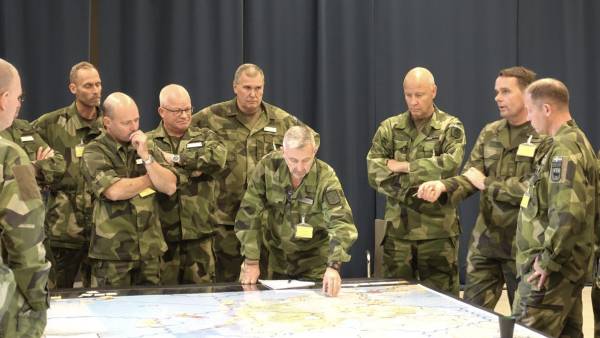 Командувачі армій Збройних сили Швеції під час тренування злагодження бойових підрозділів. Шведська армія провела бойову гру,яка мала на меті втілити «Доктрину сил оборони для спільних операцій », коли одночасно задіяні сухопутні сили армії, флот і повітряні сили. 