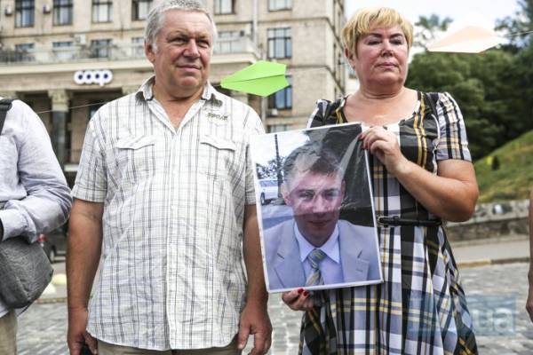 Батьки Валентина Вигівського Петро та Валентина Вигівські під час акції на підтримку сина
