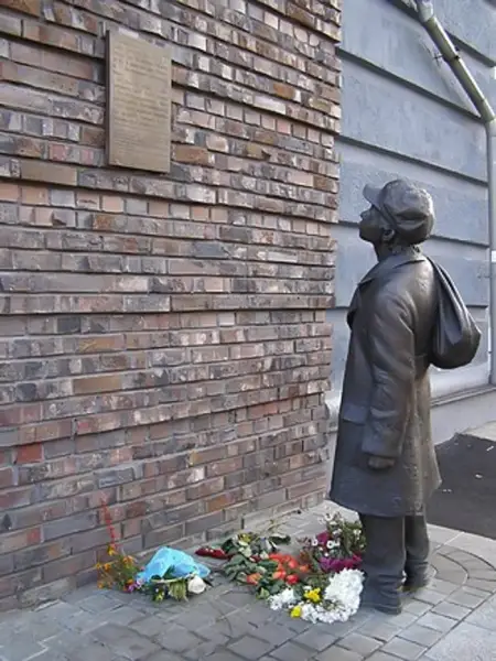 Пам’ятник Анатолію Кузнєцову в Києві. Хлопчик читає оголошення німецької окупаційної влади, яке зобов’язує євреїв зібратися разом 29 вересня 1941 року.
