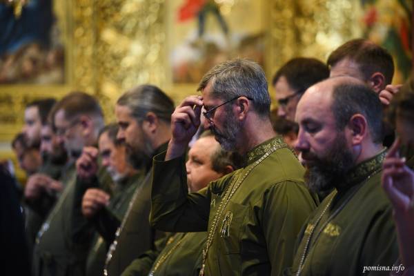 Військові капелани під час богослужіння.