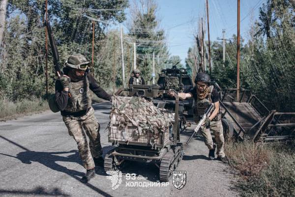Бійці батальйону <i>Alter Ego</i> 93 ОМБр доставляють воду, продукти і БК на позиції