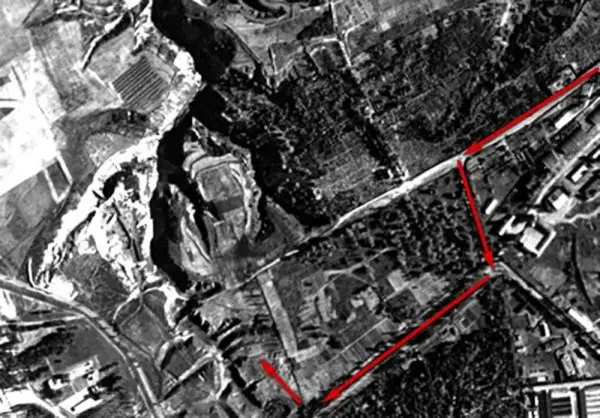 Бабин Яр і околиці на німецькому аерофото 1943 року. Стрілками показано коридор смерті, яким приречених гнали на розстріл.