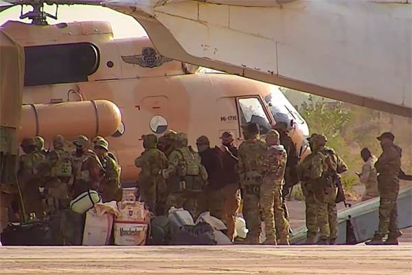 Російські найманці сідають на гелікоптер на півночі Малі
