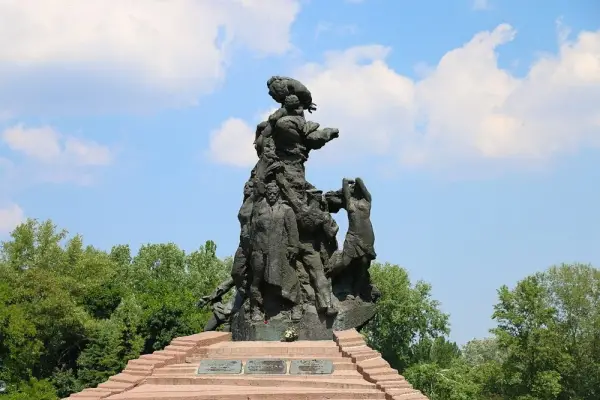 За СРСР трагедію Бабиного Яру замовчували. Перший пам’ятник жертвам масових розстрілів установили в 1976 році. Він був присвячений «радянським громадянам та військовополоненим солдатам і офіцерам Радянської Армії, розстріляним німецькими фашистами»