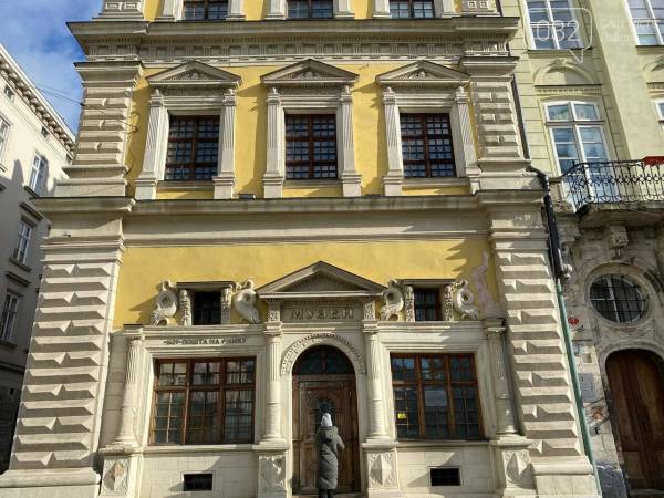 Десять львівських кам’яниць на площі Ринок: історії столітніх будинків