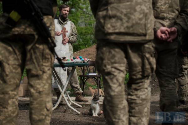 Отець Максим (Стрихар) на Великдень у Пісках. 2016 рік