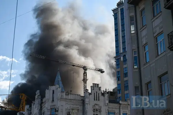 Пожежа і густий дим над лікарнею після влучання у центрі Києва, 28 вересня 2026.