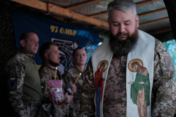 Військовий капелан Олександр проводить Великодню службу для батальйону 93 бригади ЗСУ в Донецькій області, 20 квітня 2025 року
